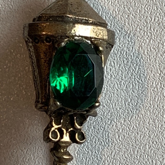 Narnia Vibes Sterling antique lamp post brooch with emerald glass stone. - Picture 5 of 9